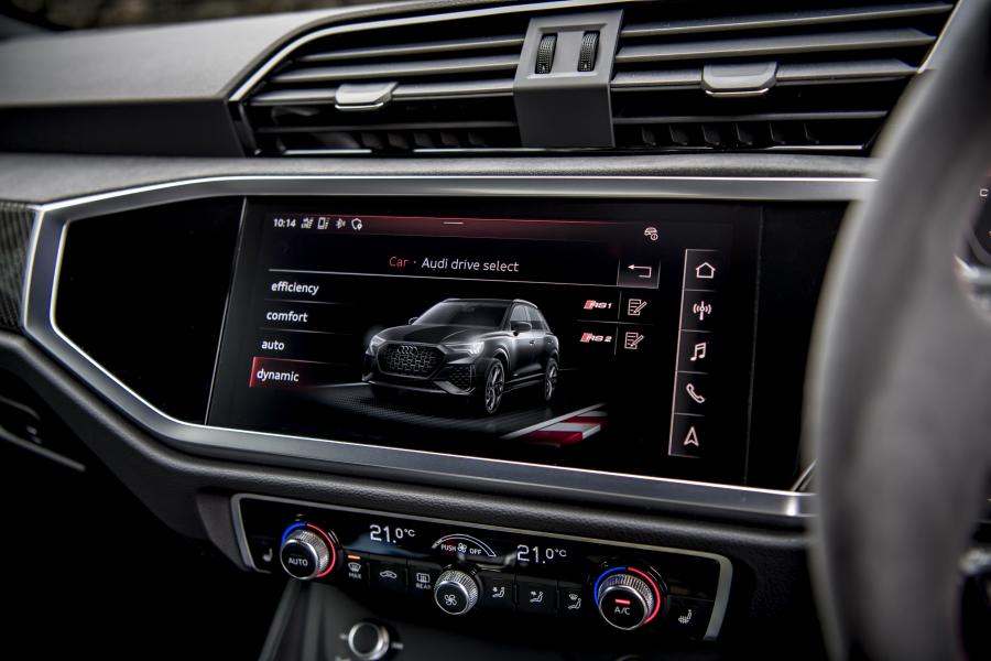 Детали интерьера Audi RS Q3 2019 года  (UK) (фото 58 из 63)